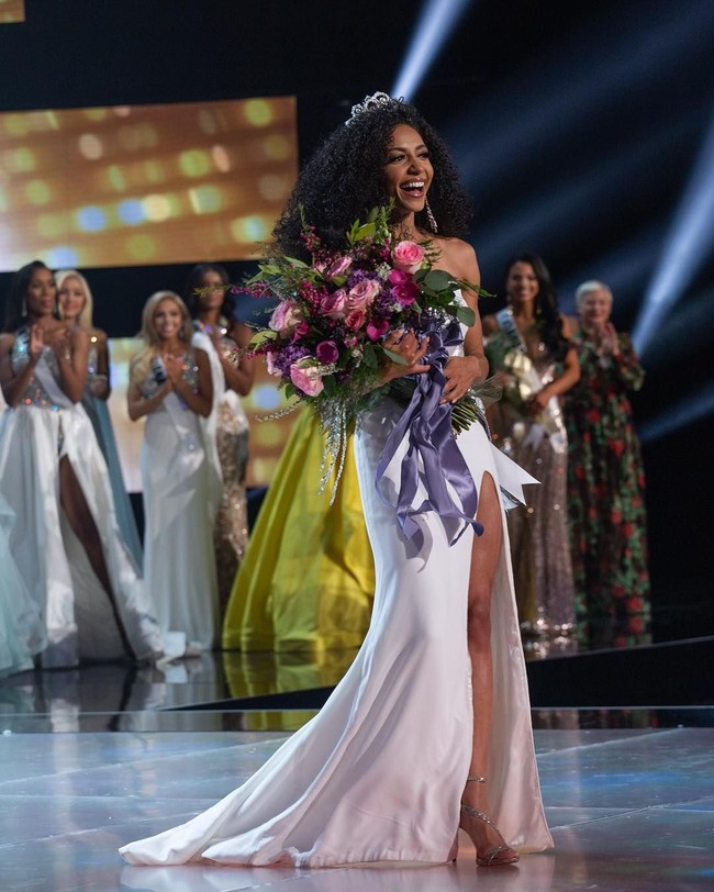 Seperti dikutip CNN Internasional, Chelsie Kryst dinobatkan sebagai Miss USA 2019 pada Sabtu (4/5/2019). Dia memesona juri dan penonton bukan hanya dengan kecantikannya, tapi juga kepintarannya.  Foto: Dok. Getty Images