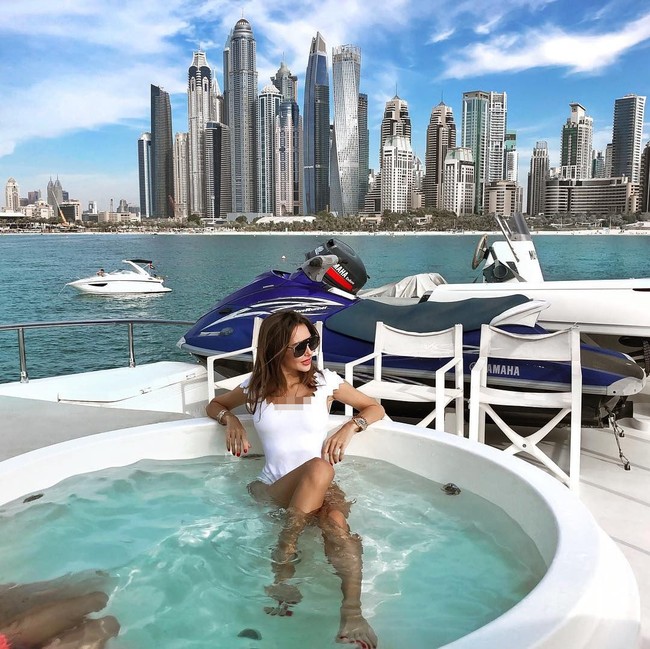 Sebelum terkenal, Veronika berhasil lulus dari Universitas Keuangan yang berada di bawah Pemerintah Federasi Rusia. Ia kemudian memilih Universitas Negeri Moskow sebagai pendidikan tinggi kedua, di mana ia lulus dari Departemen Psikologi. Foto: Instagram @veronikaorchid