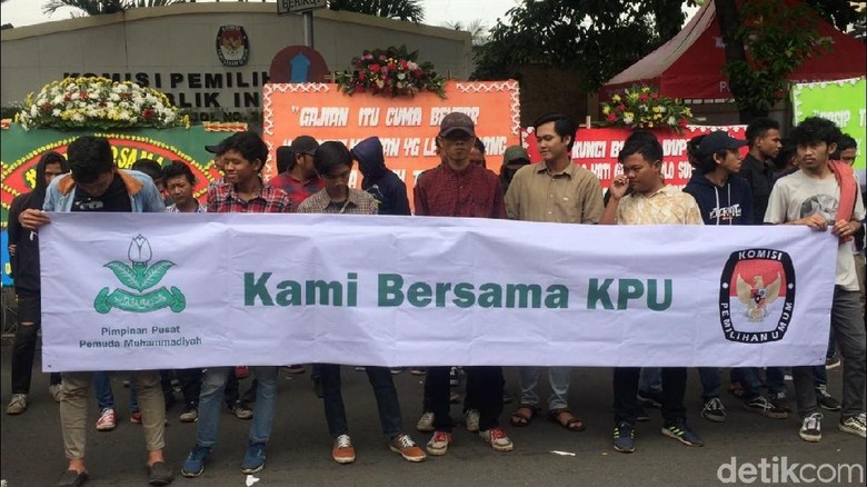 PP Pemuda Muhammadiyah Gelar Aksi Dukung KPU PP Pemuda Muhammadiyah Gelar Aksi Dukung KPU