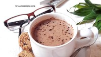 Kalau tak ingin ribet, tambahkan saja beberapa biskuit cokelat sebagai pelengkap. Cukup celupkan biskuit ke dalam secangkir hot chocolate milk. Foto: Instagram tetahomemade