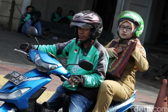 Sejumlah driver Go-Jek menunggu penumpang di kawasan Stasiun Juanda, Jakarta Pusat,  Senin (6/5). Menurut driver Go-Jek terkait isu mogok para driver yang akan dilakukan hari ini dinyatakan batal karena tarif Go-Jek tersebut telah kembali normal.