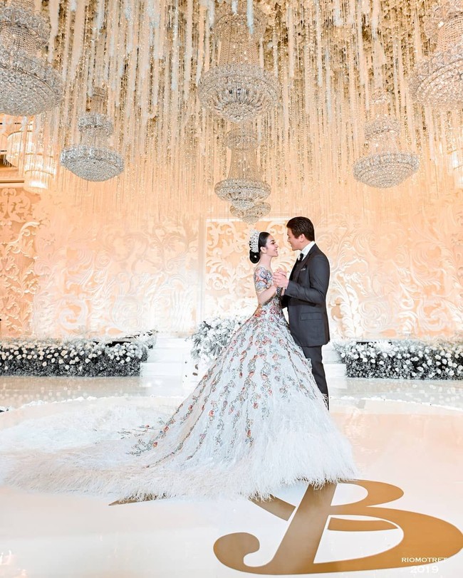 Gaun dari label bridal Sebastian Gunawan, Sebastian Sposa hadir dengan aksen bulu di bagian roknya. Mahkota rancangan Rinaldy A. Yunardi menyempurnakan penampilan princess ala Syahrini. Foto: Dok. Rio Motret