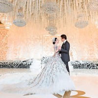 Gaun dari label bridal Sebastian Gunawan, Sebastian Sposa hadir dengan aksen bulu di bagian roknya. Mahkota rancangan Rinaldy A. Yunardi menyempurnakan penampilan princess ala Syahrini. Foto: Dok. Rio Motret