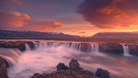 Godafoss memiliki sesuatu yang tidak dimiliki oleh air terjun di negara lain saat gelap tiba. Saat malam tiba, biasanya air terjun lain akan gelap gulita. Tapi tidak dengan Godafoss. (iStock)