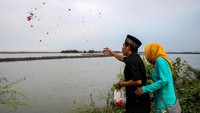Sejumlah warga korban lumpur Sidoarjo berkumpul di tanggul titik 21 Porong, Sidoarjo, Jawa Timur, Sabtu (4/5/2019). Mereka datang untuk berziarah ke area yang dahulu adalah tempat pemakaman umum (TPU) tersebut. Antara Foto/Umarul Faruq.
