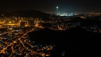 Jarak antara Gua Hira dengan Kakbah di Masjidil Haram, apabila ditarik garis lurus, yakni 5,24 Km. Dari pusat kota Mekah perjalanan darat dengan kendaraan ke kampung terdekat sebelum naik ke bukit Jabal Nur cukup memakan waktu tak kurang dari 20 menit.