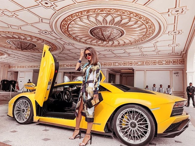 Ia memiliki 527 ribu lebih pengikut di Instagram dan kerap berbagi gaya hidup mewahnya. Mulai dari menikmati liburan dengan kapal pesiar hingga pamer mengendarai berbagai Lamborghini. Foto: Instagram @veronikaorchid