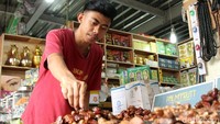 Kurma menjadi makanan yang wajib ada sebagai menu berbuka puasa umat Muslim di Indonesia.