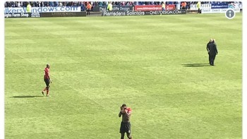Paul Pogba harus rela cuma main di Liga Europa, dengan catatan ia masih bertahan di MU lho. (Foto: Internet/Twitter)