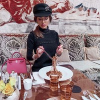 Selebgram asal Moskow, Rusia yang kini tinggal di Dubai ini juga pernah menikmati liburan mewah dengan menginap di hotel Burj Al Arab yang biaya permalamnya Rp 38 juta. Foto: Instagram @veronikaorchid