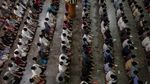 Potret Umat Muslim di Indonesia Laksanakan Salat Tarawih Pertama