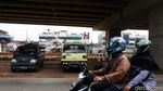 Kolong Tol Becakayu Dijadikan Parkir Liar