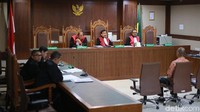 Mulyana didakwa menerima Rp 400 juta dan mobil Fortuner dari Sekjen KONI Ending Fuad Hamidy.