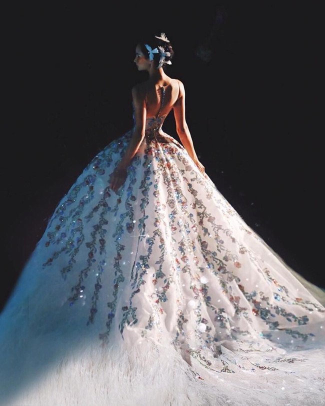 Gaun ini pertamakali debut di fashion show 25 tahun Sebastian Gunawan. Namun milik Syahrini mendapat beberapa perubahan sileut untuk menyesuaikan keinginan sang pengantin. Foto: Dok. Instagram @sebastiangunawanofficial