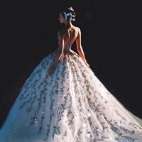 Gaun ini pertamakali debut di fashion show 25 tahun Sebastian Gunawan. Namun milik Syahrini mendapat beberapa perubahan sileut untuk menyesuaikan keinginan sang pengantin. Foto: Dok. Instagram @sebastiangunawanofficial