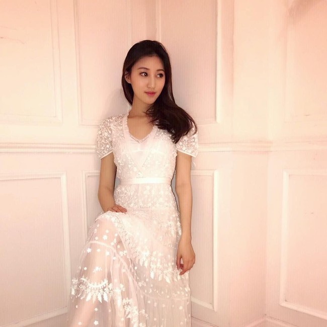 Diceritakan bahwa Wu cinta pada pandangan pertama dengan Katherine. Ia pun memanjakannya dengan berbagai hadiah mewah seperti kalung berlian dan rumah senilai USD 3,1 juta atau sekitar Rp 44 miliar. Foto: Instagram/@katherine_hoyk