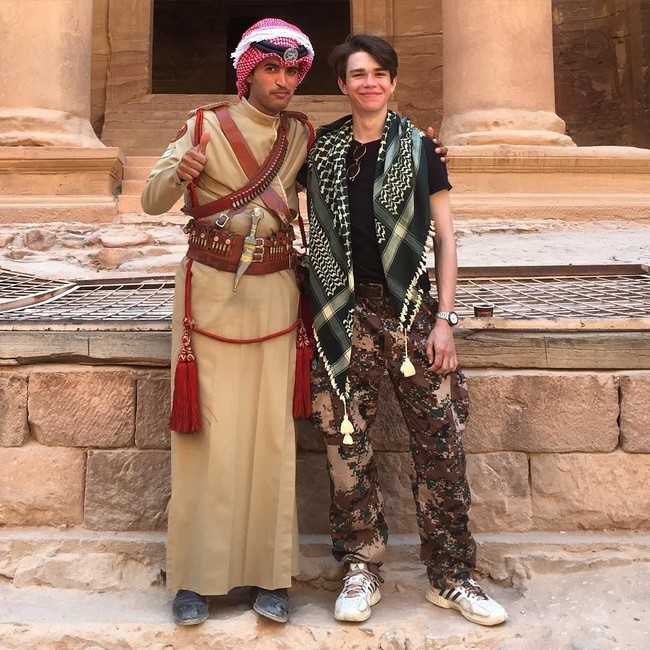 Dalam berbagai postingan, Sam sering menunjukkan sisi spiritualnya. Salah satunya ketika pria tersebut mendatangi kota Petra di Jordan dan berfoto dengan seorang polisi yang menggunakan keffiyeh. Kehidupanku sempurna, ungkap Sam Chatto. Foto: Instagram @samchatto