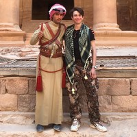 Dalam berbagai postingan, Sam sering menunjukkan sisi spiritualnya. Salah satunya ketika pria tersebut mendatangi kota Petra di Jordan dan berfoto dengan seorang polisi yang menggunakan keffiyeh. Kehidupanku sempurna, ungkap Sam Chatto. Foto: Instagram @samchatto