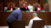 Suasana sidang saat 2 staf Kemenpora Adhi Purnomo dan Eko Triyana jalani sidang.