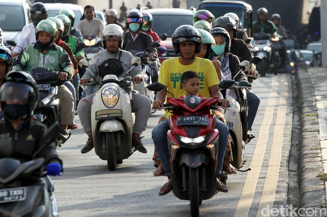 Terpopuler: Motor Dilarang Lewat Jalan Raya, Ekspor Bus Tingkat