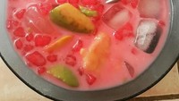 Warnanya merah muda. Es campur yang diunggah oleh netizen ini memiliki campuran berupa tape, alpukat hingga pacar cina. Foto: Instagram@full_tummy_yummy