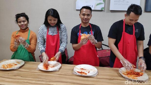 Dibuat Takjub dengan Seoraksan, Sampai Narsis Pakai Hanbok