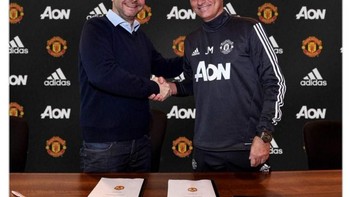 Dengan skuat sekarang, MU disebut memang sulit lolos ke Liga Champions seperti kata Jose Mourinho dulu. Muncullah foto masa lalu dengan Mourinho pamer senyum lebar, mengibaratkan Mourinho tepat dengan penilaiannya. (Foto: Internet/Twitter)