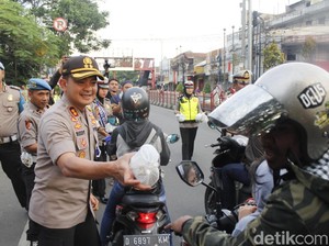 Hari Pertama Puasa, Polsek di Garut dan Cimahi Bagikan Takjil Gratis
