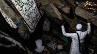 Bagi pengunjung yang ingin berziarah menuju Gua Hira waktu terbaik untuk mengunjungi lokasi tersebut adalah pada dinihari dan turun ke bawah tak lama setelah matahari mulai naik.