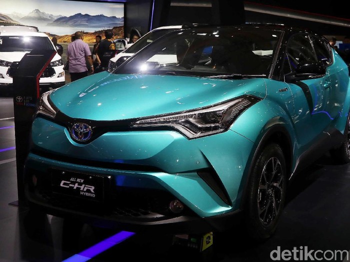 Pesona Toyota C-HR Sebagai wujud komitmen Toyota menuju elektrifikasi kendaraan, C-HR Hybrid resmi merapat ke Tanah Air. Pabrikan besar asal Jepang ini pamer teknologi C-HR Hybrid di sana.
