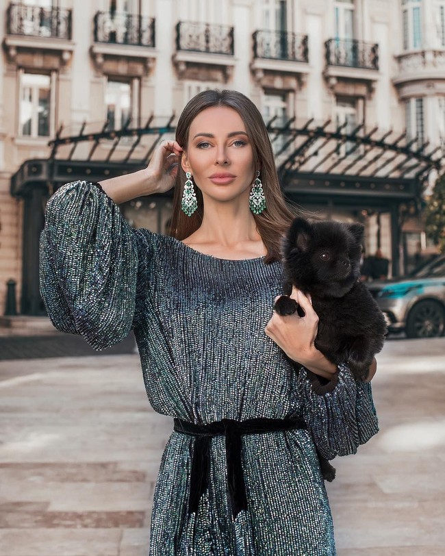 Fashion influencer Veronika Orchid telah memenangkan hati banyak pengikut di media sosial karena seleranya yang indah dalam balutan busana kelas atas. Foto: Instagram @veronikaorchid