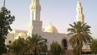 Masjid Al Qiblatain dibangun di Madinah pada tahun 623 Masehi. Masjid ini kaya akan sejarah perkembangan Islam. Pasalnya Masjid yang juga dikenal dengan nama Masjid Bani Salamah ini menjadi saksi dari perpindahan kiblat salat umat Islam. Dok. Wikipedia.