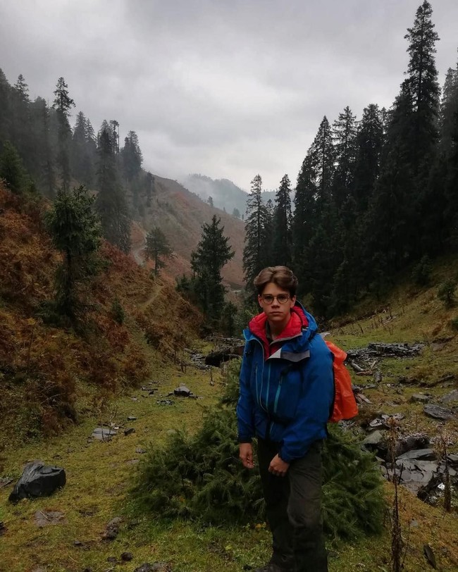 Sam juga menceritakan pengalamannya menghabiskan waktu di alam tanpa internet selama di menjelajah India. Kami menghabiskan enam hari benar-benar terkoneksi dengan alam, tanpa WiFi, dan terkagum dengan keindahan dan kompleksitas dunia alami, tulisnya. Foto: Instagram @samchatto