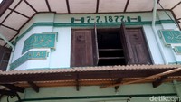 Di bagian luar, bangunan berwarna hijau itu tertulis dua nama, yakni Langgar Al Ikhlas dan Langgar Merdeka. Tahun pembuatannya tertulis tahun 1877 Jawa atau 1943 Masehi (Bayu/detikcom)