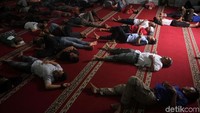 Warga tertidur di atas karpet Masjid Al Mamur di Tanah Abang, Jakarta.