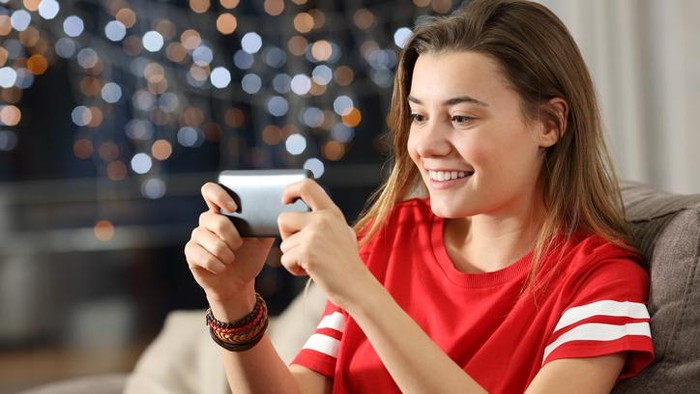 Ilustrasi kebanyakan main gadget. Foto: iStock Ilustrasi kebanyakan main gadget. Foto: iStock
