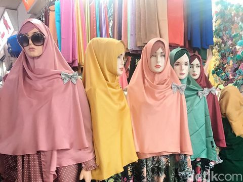 Memasuki Ramadhan, Khimar Anti Tembem Laris Manis di Tanah Abang