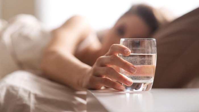 6 Manfaat Langsung Minum Air Putih Setelah Bangun Tidur