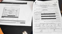 Koordinator Divisi SDM Bawaslu Jakarta Pusat, Roy Sofian Fatra Sinaga, menunjukkan salah satu formulir C1 dari kardus tersebut. Ketika dibandingkan dengan data KPU di Situng, perolehan suara Jokowi-Maruf dan Prabowo-Sandiaga berbeda. Formulir yang ditunjukkan adalah dari TPS 09 Gandon, Kaloran, Temanggung, Jawa Tengah. (Baca Juga: 02 Diuntungkan, Ini Perbandingan Isi C1 yang Diamankan dan Data Situng)