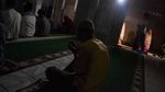 Potret Umat Muslim di Indonesia Laksanakan Salat Tarawih Pertama
