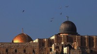Masjid Al Aqsa dibangun pada tahun 705 di Yerusalem Timur yang menjadi bagian dari wilayah Kota Tua. Masjid Al Aqsa diyakini sempat disinggahi oleh Rasulullah SAW dalam perjalanan Isra Mikraj menuju langit. Tempat pijakan tersebut berbentuk batu yang kini terdapat di Dome of The Rock. David Silverman/Getty Images.