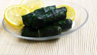 Warga Palestina batalkan puasa dengan menyantap malfouf. Kubis gulung ini berisi daging cincang dan nasi. Malfouf juga populer di Lebanon. Biasanya ditambahkan lemon dan bawang putih, lalu disajikan dengan yogurt dan roti Arab. Foto: iStock