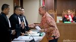 Didakwa Korupsi, Deputi Kemenpora Teteskan Air Mata