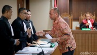 Untuk proposal pengawasan dan pendampingan seleksi calon atlet dan pelatih berprestasi, jaksa mengatakan, Hamidy meminta bantuan Eko menjadi penghubung KONI dengan Kemenpora. Agar proposal itu bisa dicairkan, Mulyana menerima Rp 100 juta handphone Samsung Galaxy Note 9 dari Hamidy.