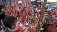 Warga memadati pasar untuk membeli daging sapi pada perayaan tradisi Meugang Ramadhan 1440 Hijriah, di pasar tradisional Lhokseumawe, Aceh, Minggu (5/5/2019). Antara Foto/Rahmad.