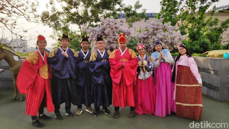 Peserta dtraveler goes to Korea menggunakan Hanbok (Afif Farhan/detikcom) Peserta dtraveler goes to Korea menggunakan Hanbok (Afif Farhan/detikcom)