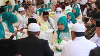 Sejumlah pasangan ikut serta dalam kegiatan nikah massal gratis di Masjid Raya Sabilal Muhtadin, Banjarmasin, Kalimantan Selatan, Sabtu (4/5/2019). Kegiatan itu digelar untuk menyambut bulan suci Ramadhan. Antara Foto/Bayu Pratama S.
