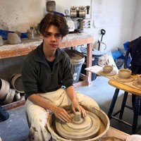 Vegetarian itu berbagi mengenai kehidupannya setahun belakangan. Kemana saja aku pergi? Aku menghabiskan enam minggu di Skotlandia Utara mendalami tembikar dan keramik, diajarkan oleh pembuat tembikar yang paling sabar dan penuh minat. Tanah liat menyibukkanku setiap jam dan aku sangat menantikan untuk melihat apa yang aku bisa capai tahun ini, ungkapnya di akun Instagram. Foto: Instagram @samchatto