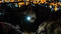 Untuk menuju Gua Hira, telah dibuatkan anak tangga yang menghubungkan kampung terakhir dengan puncak Jabal Nur. Meskipun sudah ada anak tangga, bagi Anda yang tak terbiasa dengan kegiatan fisik, harus pintar-pintar mengatur strategi. Jangan langsung memforsir fisik dengan terus naik ke atas. Lebih baik luangkan waktu sejenak tiap beberapa puluh langkah untuk beristirahat.