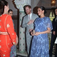 Salah satu baju hamil Meghan Markle yang berharga mahal adalah gaun Carolina Herrera yang dipakai di Maroko. Gaun biru itu sendiri dibanderol 2.252 poundsterling atau Rp 42 juta. Foto: Dok. Getty Images